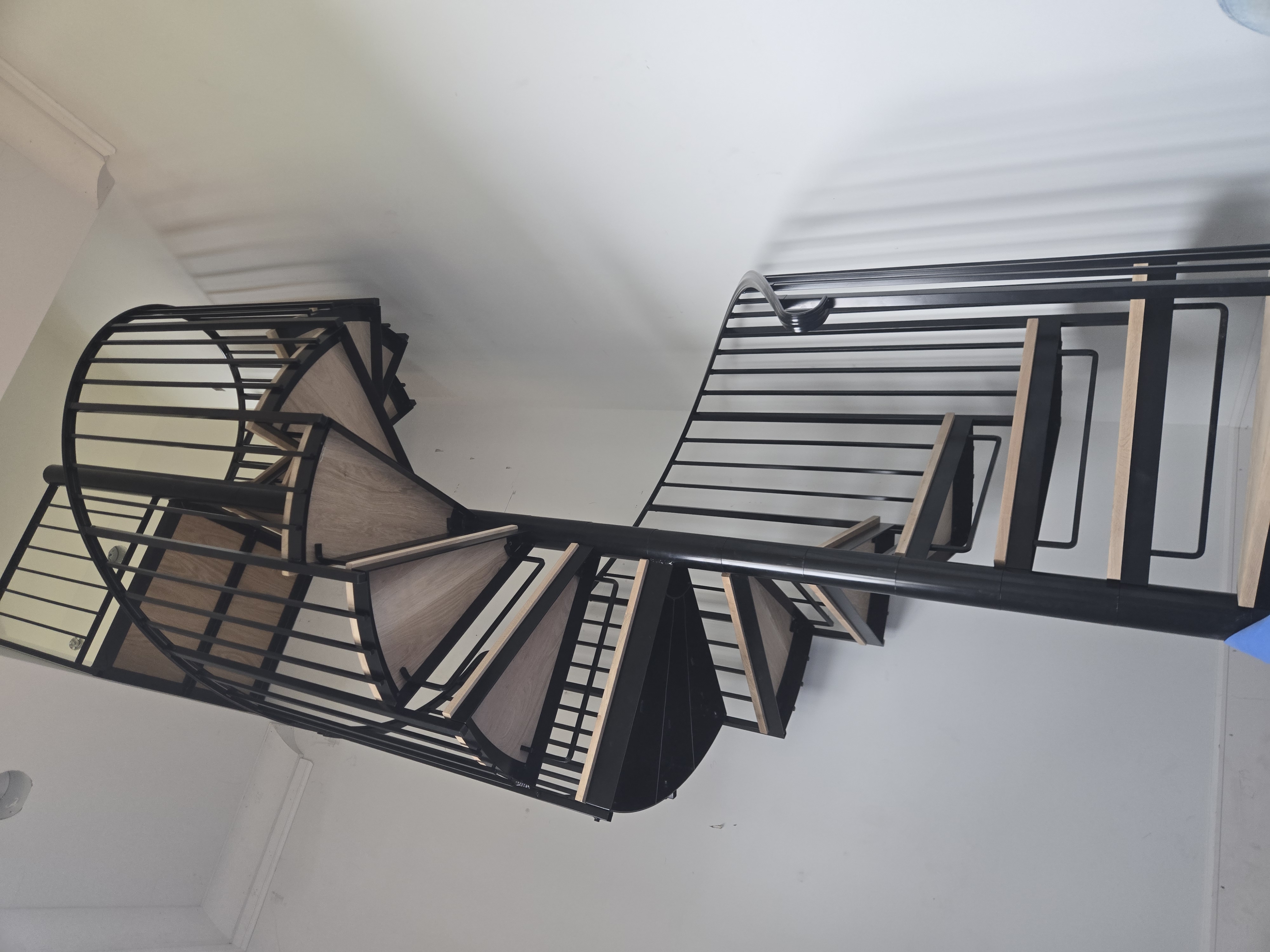 Floating tread staircase